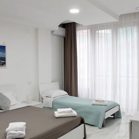 B&B Central Rooms 137 Наполи Екстериор снимка