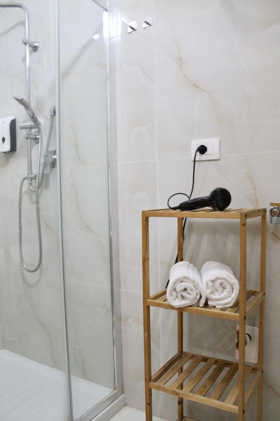 B&B Central Rooms 137 Наполи Екстериор снимка