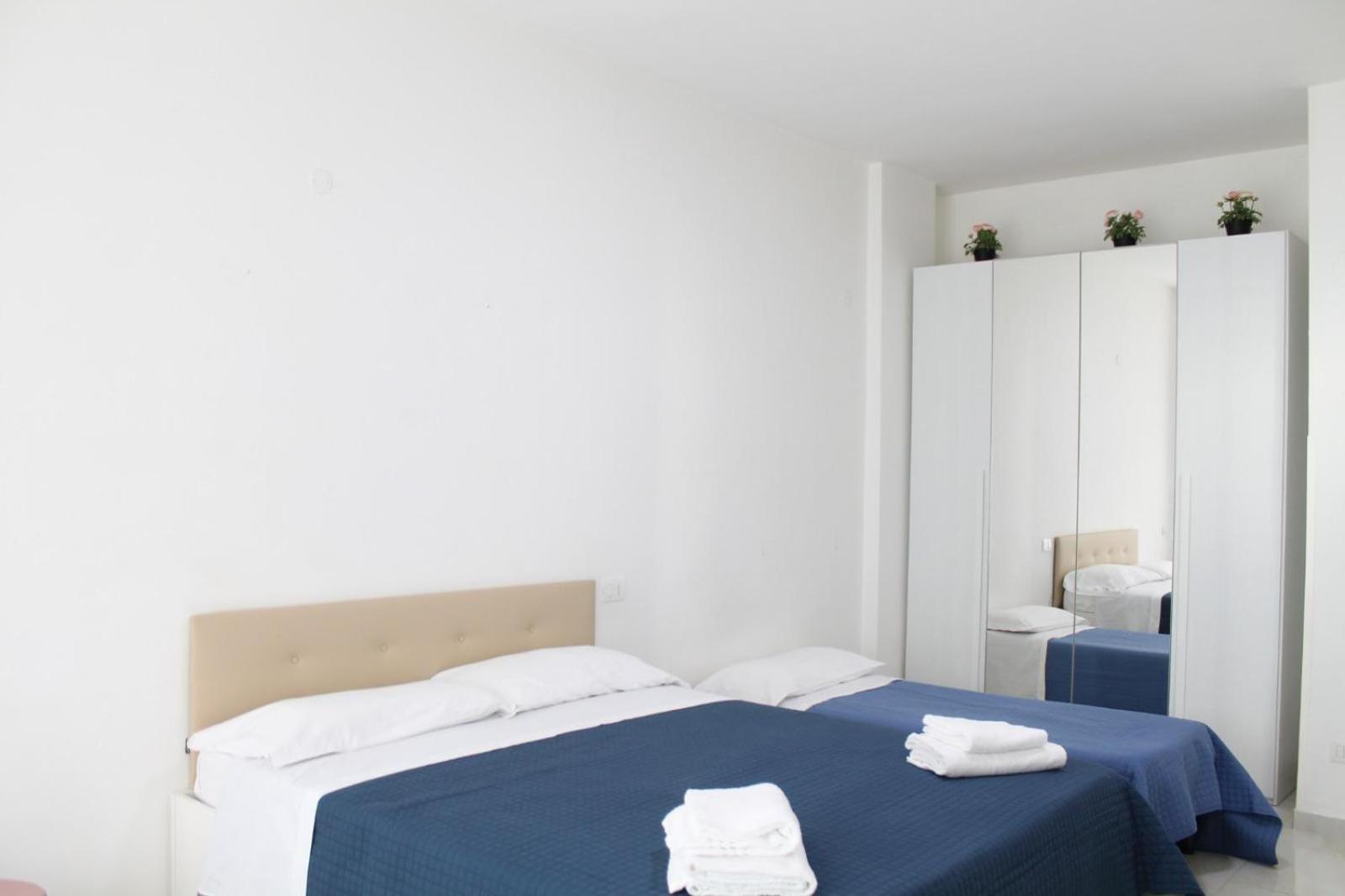 B&B Central Rooms 137 Наполи Екстериор снимка