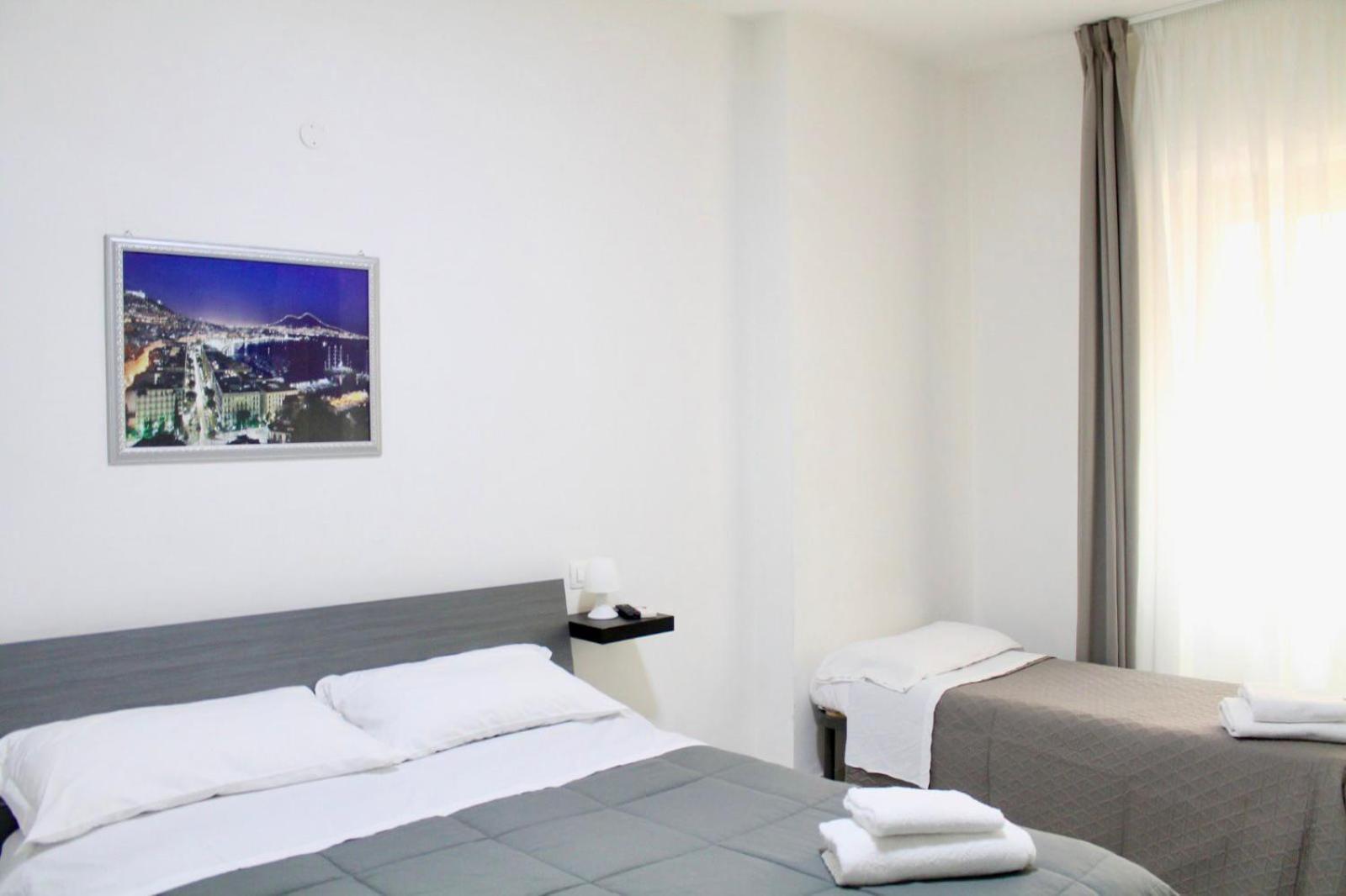B&B Central Rooms 137 Наполи Екстериор снимка