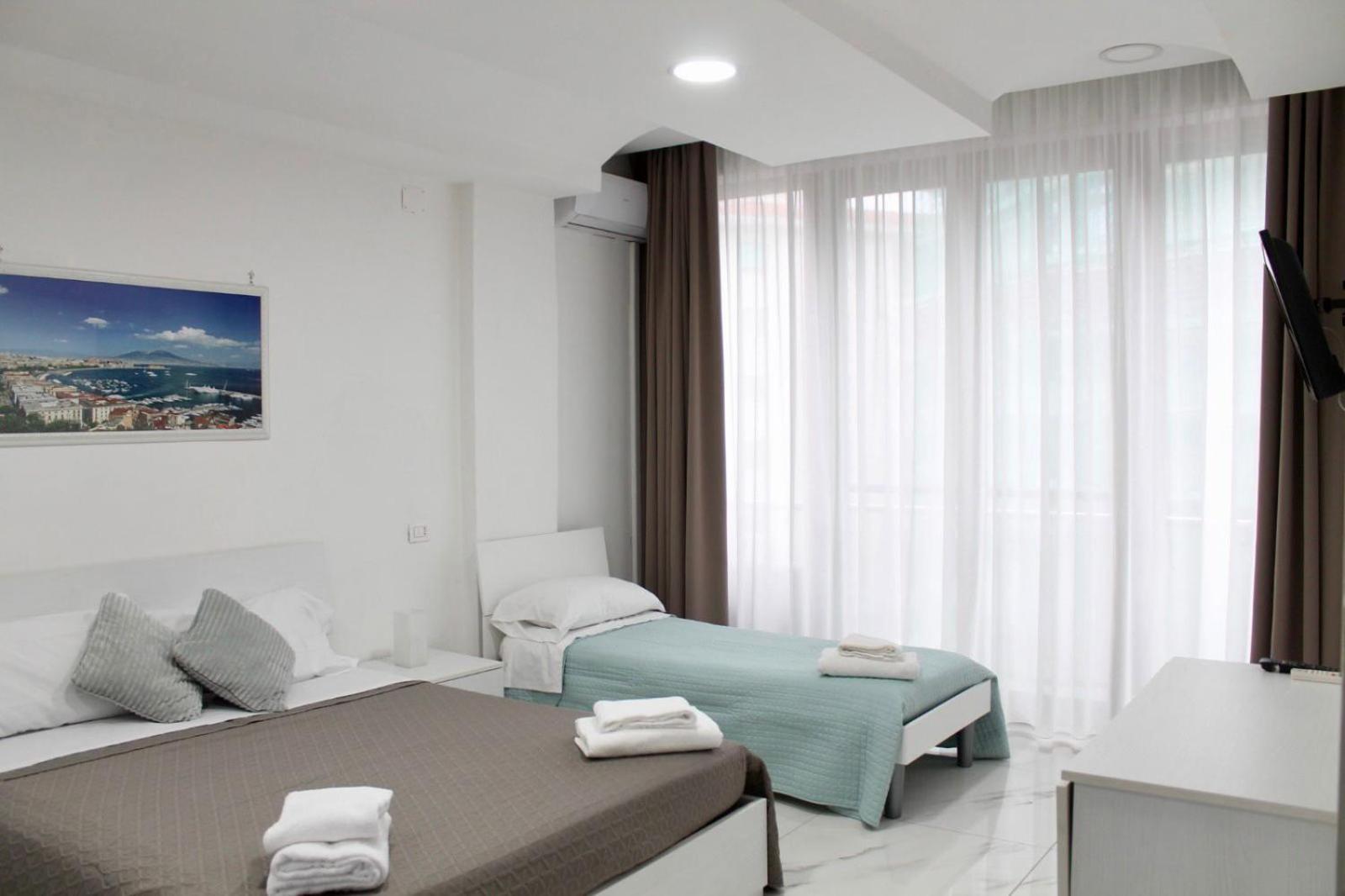 B&B Central Rooms 137 Наполи Екстериор снимка