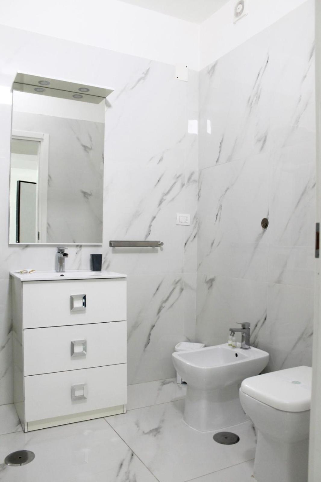 B&B Central Rooms 137 Наполи Екстериор снимка