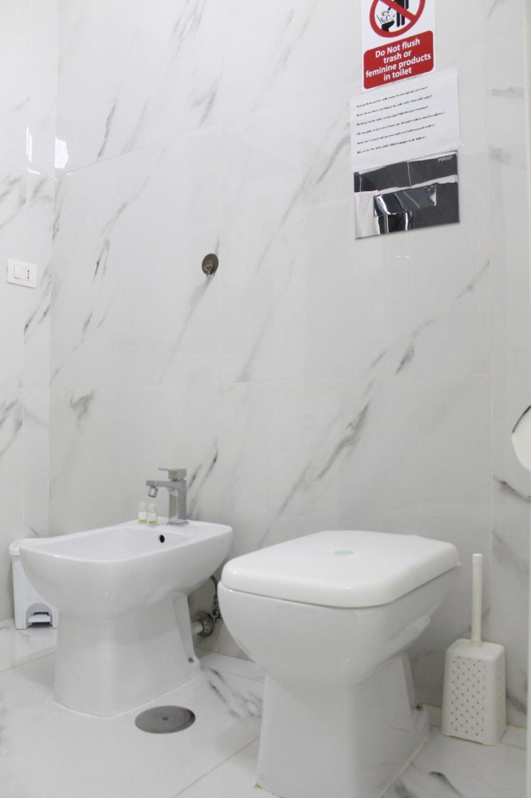 B&B Central Rooms 137 Наполи Екстериор снимка